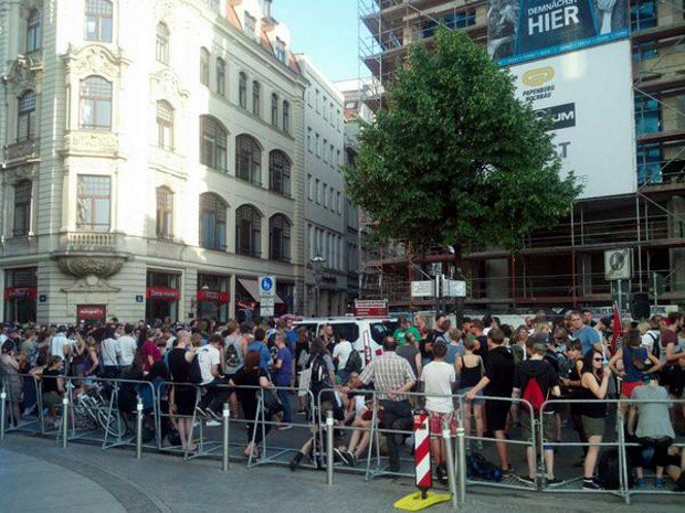 An der Hainspitze gegen 18:25 Uhr. Die Gegendemo füllt sich. Foto: L-IZ.de