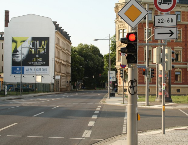 Situation an derf Harkortstraße / Ecke Beethovenstraße: ein Radstreifen führt direkt auf einen Fußweg, der für Radfahrer gar nicht ausgelegt ist. Foto: Ralf Julke