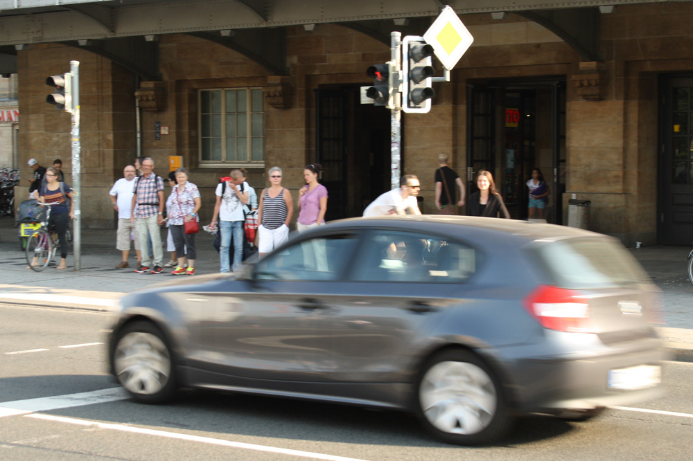 Chaos an der Fußgängerampel vorm Hauptbahnhof: Radfahrer von rechts, Radfahrer von links, Autos auf allen Fahrbahnen und die Straßenbahn fährt grade weg ... Foto: Ralf Julke