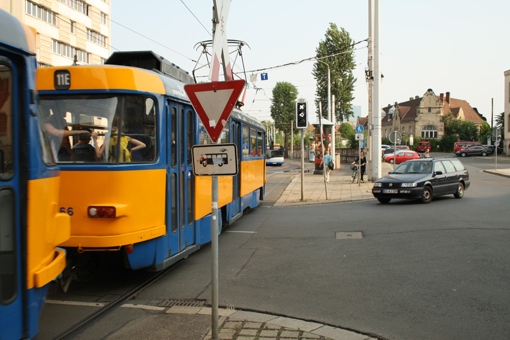 Auf der Hauptbahnhof-Westseite kann man geradeaus - muss aber mit Fußgängern, Radfahrern und dicken Litfaßsäulen rechnen. Foto: Ralf Julke