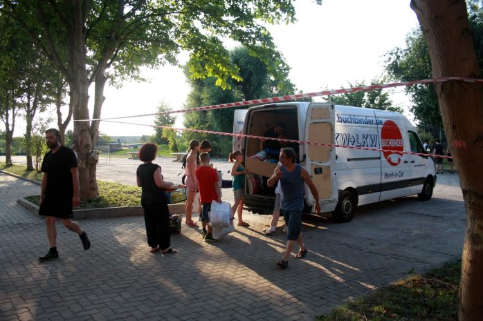 Hilfe bei den vielen Sachspenden. Foto: Alexander Böhm