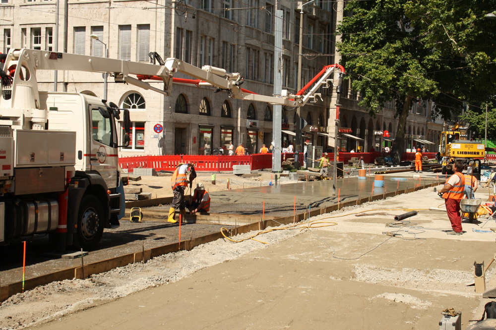An der Hohen Straße werden die Betonplatten für den Gleiskörper gegossen. Foto: Ralf Julke