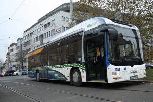 Hybridbus der LVB am Connewitzer Kreuz. Foto: Ralf Julke