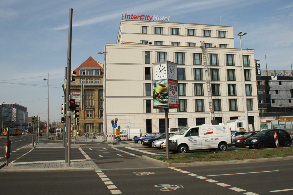 Unvollendete Lösung mit Hotelneubau von 2013: Ein breiter Radstreifen führt über die Kreuzung - auf der anderen Seite hört er einfach auf. Foto: Ralf Julke