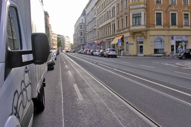 Links und rechts wurden in der Jahnallee zwei Fahrspuren fürs Parken geopfert. Foto: L-IZ.de