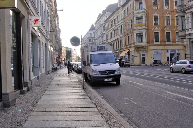 Freisitze, Fußgänger, Radfahrer - auch auf dem Gehweg ist's nicht ungefährlich. Foto: L-IZ.de