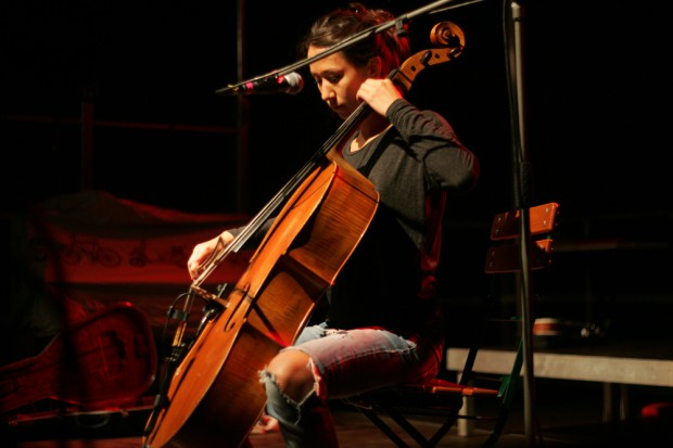 Musiker auf Drogen zerhacken Gitarren, Musiker mit Stil zerrocken Cello-Bögen Foto: Sebastian Beyer