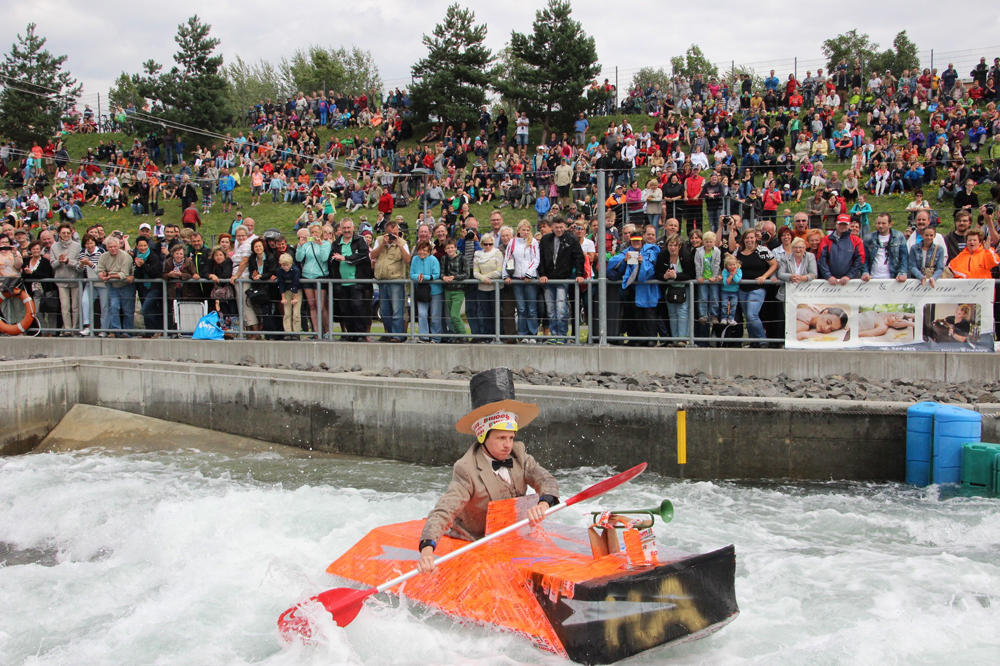 Pappbootrennen im Kanupark Markkleeberg. Foto: Kanupark