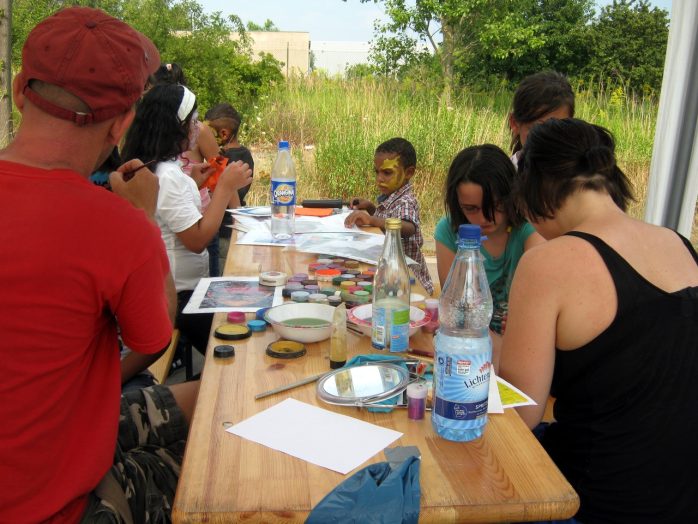 Kinder werden geschminkt. Foto: Alexander Böhm
