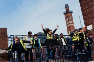 Birmingham: Ladywood is Flying: Ladywood ist ein Stadtteil Birminghams. Die Kinder machten Fotos voneinander, wie sie sprangen und suchten dafür Plätze aus, die ihnen wichtig sind. Beim Fotografieren fanden die Kinder etwas heraus: Springen macht glücklich! Foto: Haus Steinstraße e.V.