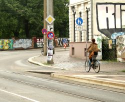 Abbiegesituation im Norden der Könneritzstraße: Radfahrer kommen vom Hochbord und müssen sich entweder auf der Fahrbahn in den Kfz-Verkehr einordnen - oder sie wagen die Fahrt auf dem nicht einsehbaren Fußweg. Foto: Ralf Julke