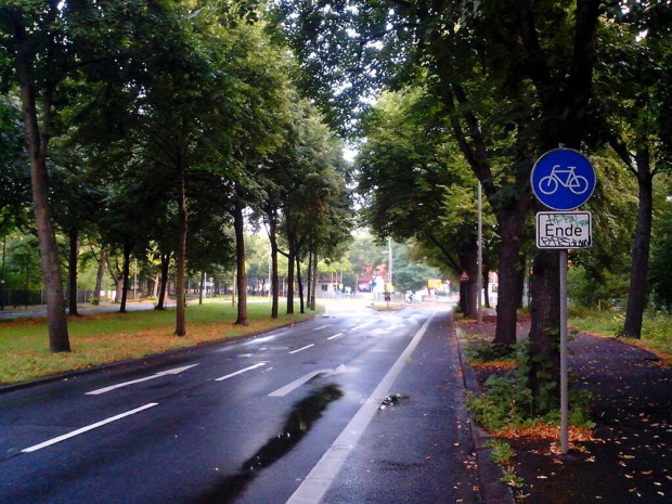 Zufahrt zum Kreisel aus Richtung Süden: Der Radweg hört gleich auf - und nu? Foto: Alexander John / ADFC Leipzig