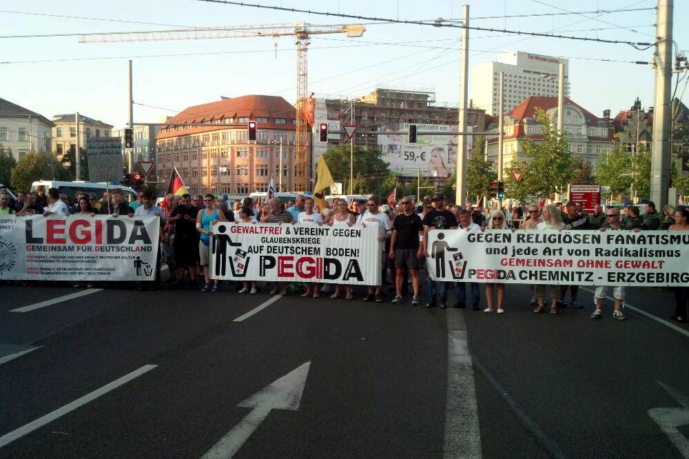 Legida in Front. Irgendwie steht da auch wieder nichts von uns zu lesen. So geht das nicht. Foto: L-IZ.de