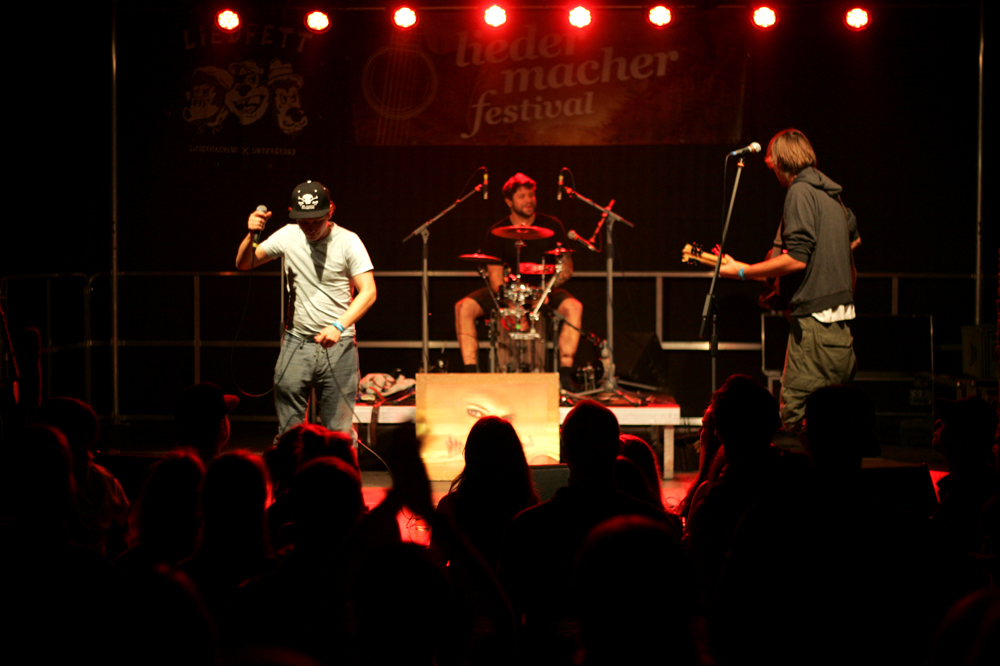 Zu den Cajon-Beats und Uptempo-Stücken von Liedfett hielt es das Publikum nicht auf den Plätzen Foto: Sebastian Beyer