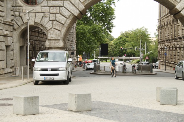 Mitten in der Lotterstraße platziert wurde die Zufahrt zu den Tiefgaragen. Foto: Ralf Julke