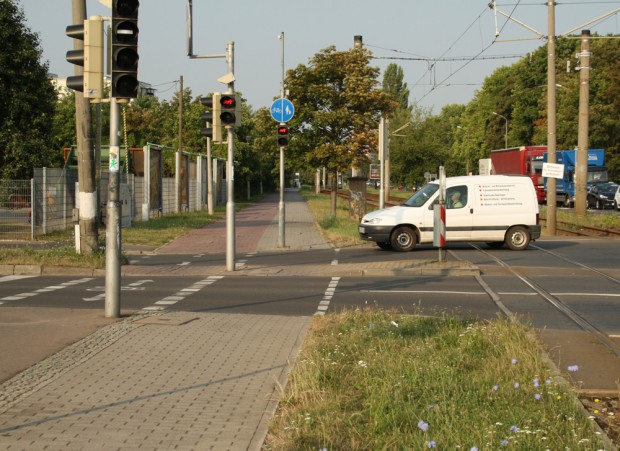Heilloses Kuddelmuddel - hier an der Brünner Straße: der Radweg liegt links, Fußweg rechts und einbiegende Kraftfahrer müssen bei Überqueren der Gleise höllisch aufpassen. Foto: Ralf Julke