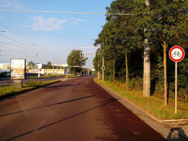 Lützner Straße stadtauswärts: Ein Schild verbietet Radfahrern das Benutzen der Fahrbahn. Foto: Alexander John / ADFC Leipzig