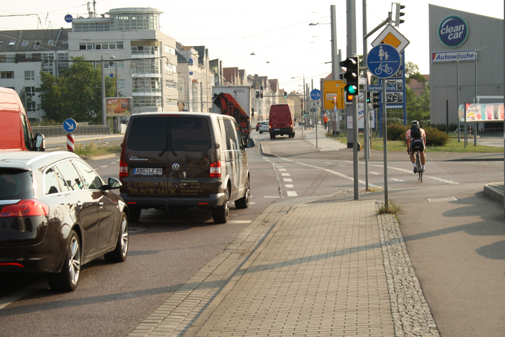 Hier wird's endgültig närrisch: Auf der Saarländer Straße kreuzt der Radweg den Überweg der Fußgänger. Foto: Ralf Julke