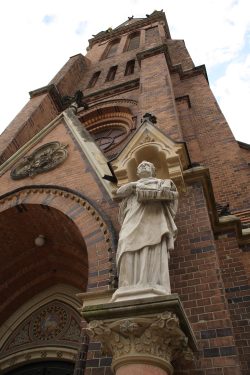 Figur des Apostels Paulus vorm Eingangsportal der Lutherkirche. Foto: Ralf Julke