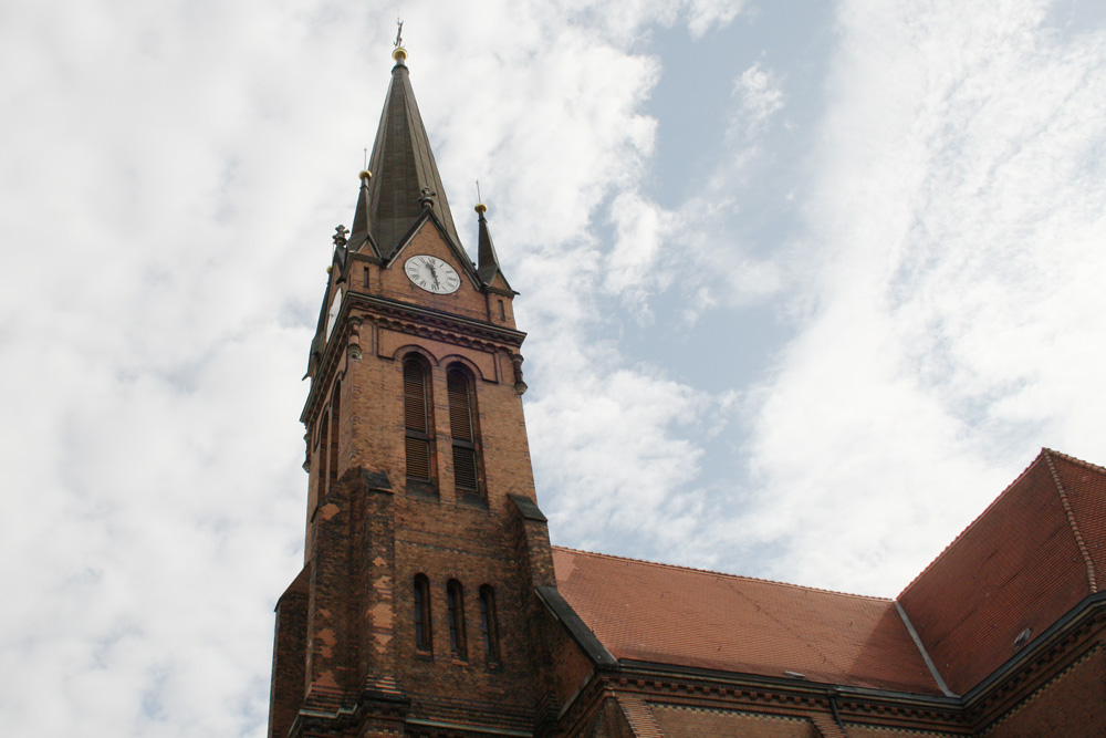 Turm und Dach der Lutherkirche. Foto: Ralf Julke