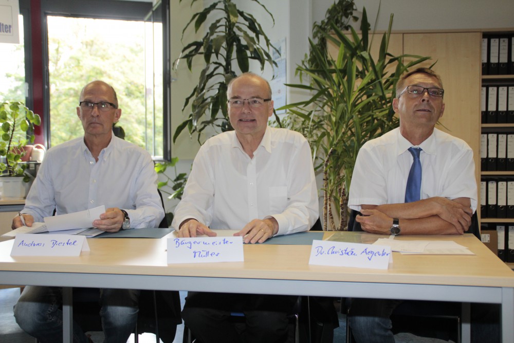 Abteilungsleiter Andreas Diestel, Verwaltungsdezernent Andreas Müller (SPD) und Hauptamtschef Christian Aegerter stellten am Donnerstag in der Wiedebach-Passage den Jahresbericht der Bürgerämter vor. Foto: Martin Schöler