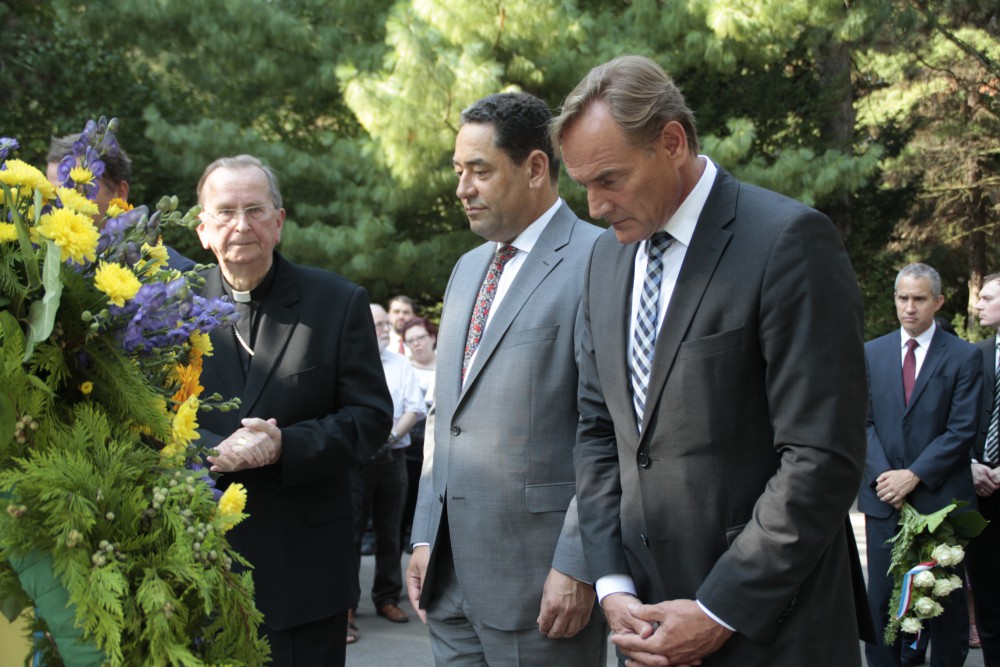 Der pensionierte Erzbischof Henryk Józef Muszyński, der polnische Honorarkonsul Markus Kopp und OBM Burkhard Jung (SPD) gedachten am Montag den Opfern des 2. Weltkriegs. Foto: Martin Schöler