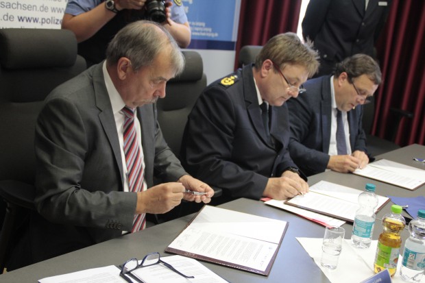 Wolfgang Topf, Bernd Merbitz und Claus Grohn (v.l.) unterzeichneten am Dienstag eine Sicherheitspartnerschaft. Foto: Martin Schöler