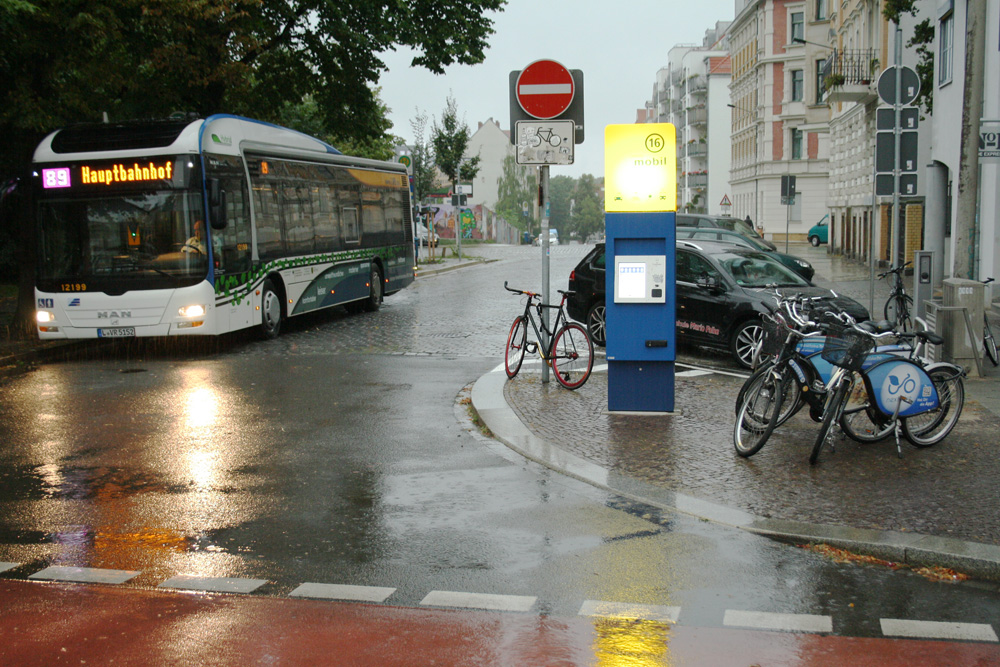 Mobilitätsstation in der Scheffelstraße: alles da - Leihfahrräder, Ladesäule, Schilderbaum und ein Spritauto auf dem E-Ladeplatz. Foto: Ralf Julke