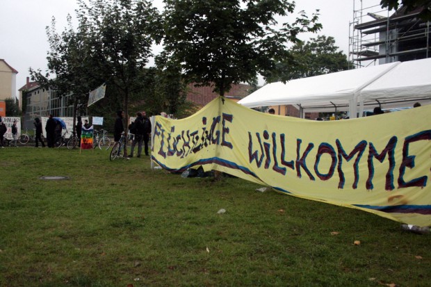 Nach wie vor kampieren Menschen vor der Halle. Foto: Alexander Böhm