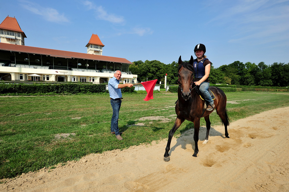 Alexander Leip eröffnet das Training für die insgesamt 13 vor Ort betreuten Pferde. Der vierjährige Wallach Fritz darf die Sandbahn als Erster testen. Foto: Dieter Grundmann/Westend-PR