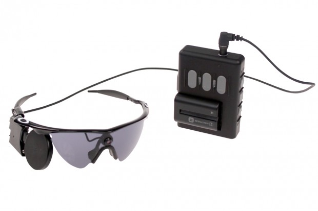 Die ARGUS II Retinaprothese besteht aus einer Brille mit Sender und einem Taschencomputer, die Signale an das im Auge befindliche Implantat übermitteln. Quelle UKL