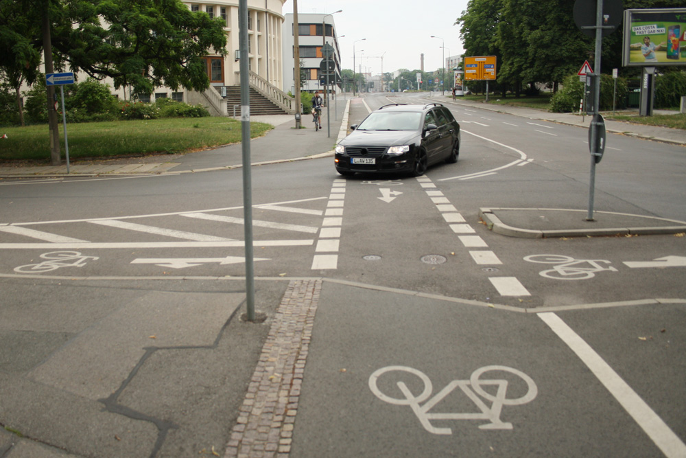 Nürnberger Straße, Höhe Brüderstraße: Der Kraftverkehr wird in scharfer Kurve in die Brüderstraße geführt und kreuzt dabei den Radweg. Foto: Ralf Julke