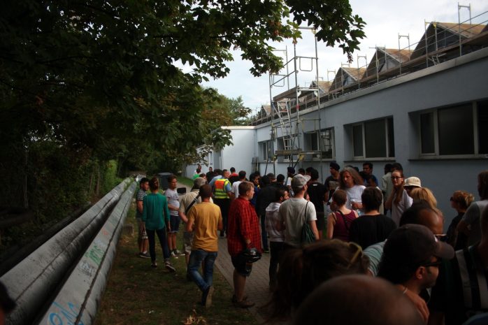 Nur zugelassene Übersetzer und die Flüchtlinge durften bei der Entscheidungsfindung in der Halle anwesend sein. Foto: Alexander Böhm