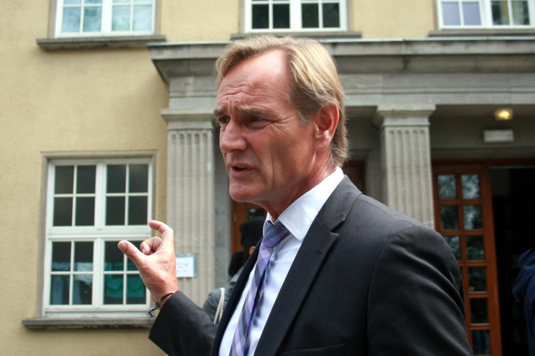 Oberbürgermeister Burkhard Jung beim Besuch der Ernst-Grube-Halle. Foto: Alexander Böhm