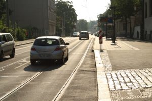 Haltestelle Rathaus Schönefeld: Eine Vignette zwischen den Gleisen weist Radfahrer und Autofahrer auf die gemeinsame Nutzung der Straße hin. Foto: Ralf Julke