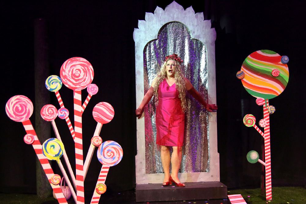 Alexandra Petersamer als Kundry in Klingsors buntem Zaubergarten. Foto: Bayreuther Festspiele / Jörg Schulze