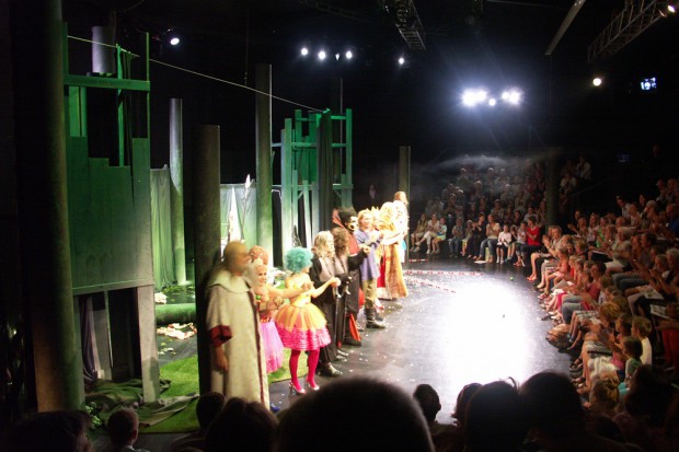 Begeisterter Schlussapplaus. Eng ist es zwischen Spielfläche und Zuschauern, man kommt sich sehr nahe. Foto: Karsten Pietsch