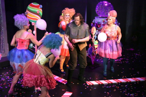 Wenn Kinder sich Kostüme ausdenken, dann sehen Parsifal und die Blumenmädchen in Klinsors Zaubergarten so aus! Und eine Schlaraffenland-Torte gehört auch dazu. Foto: Bayreuther Festspiele / Jörg Schulze