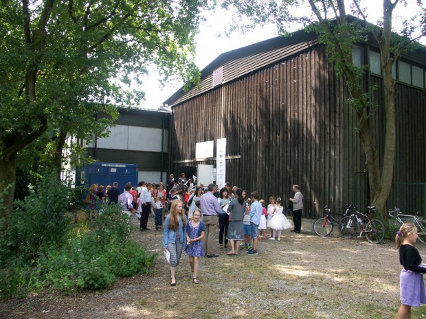 Hinter der Holzfassade versteckt sich eine Probebühne mit viel Beleuchtungs-Technik. Hier gab es für Kinder schon "Holländer", "Tannhäuser", "Ring", "Meistersinger", Tristan und Isolde", "Lohengrin" und nun "Parsifal". Nachmachen ist erwünscht! In Leipzigs MuKo kann man die Bayreuther "Ring"-Fassung erleben.  Foto: Karsten Pietsch