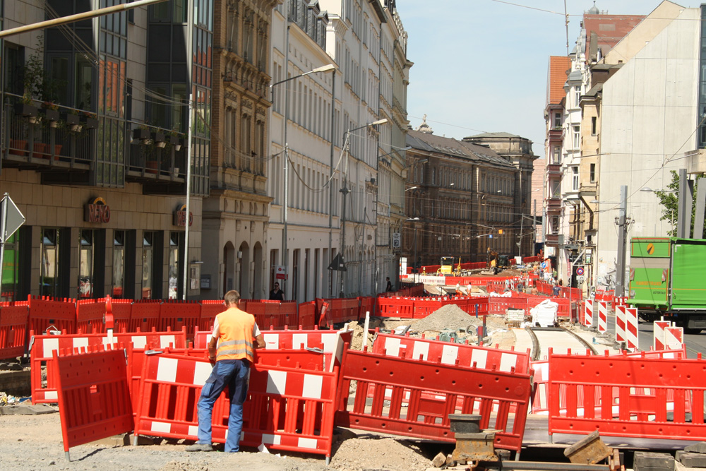 Sperrgitter und aufgerissene Straße: Der Peterssteinweg sieht noch nach richtig viel Arbeit aus. Foto: Ralf Julke