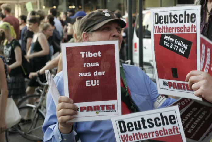 Nie um einen satirischen Spruch verlegen, verteilte auch "Die Partei" wieder Handzettel Foto: Sebastian Beyer