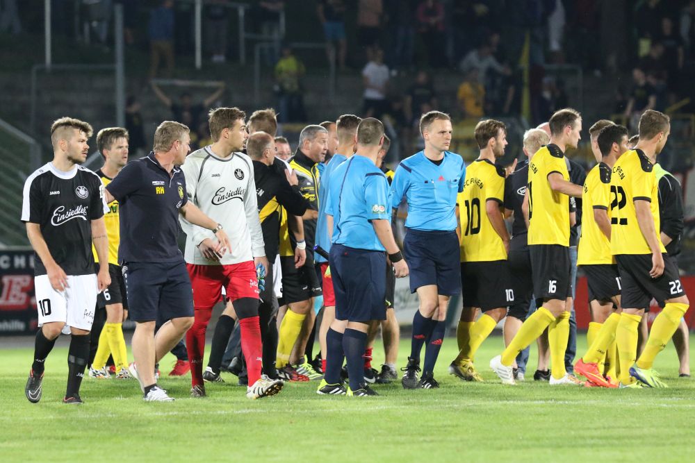 Tumulte nach dem Spiel. Links Paul Schinke und Co-Trainer Rüdiger Hoppe. Foto: Bernd Scharfe