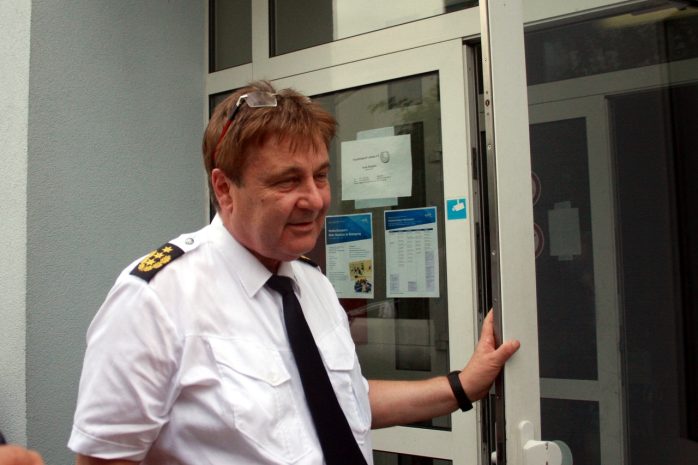 Leipziger Polizeipräsident Bernd Merbitz bei einer kurzen Verhandlungspause. Foto: Alexander Böhm