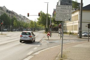 Prager Straße / Johannisallee: ein Schilderbaum und ein nach rechts entweichender Radweg. Foto: Ralf Julke