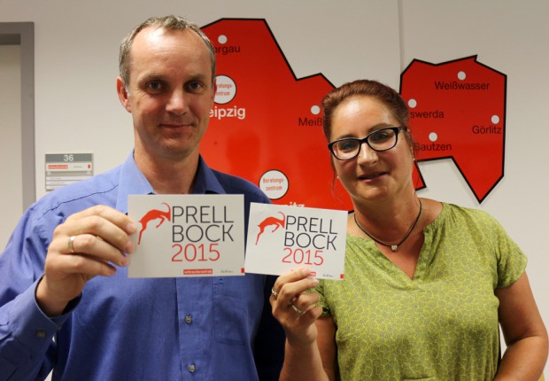 Michael Hummel (links), Referatsleiter Recht, und Andrea Heyer (rechts), Geschäftsführerin der Verbraucherzentrale Sachsen, mit Prellbock-Mitmach-Karten. Foto VZS Sachsen