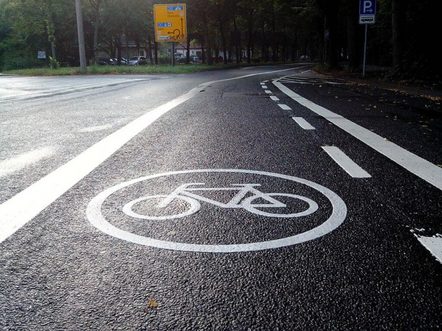 Frisch markiert: Die Busparkplätze für die Gäste des Stadions und die Radfahrstreifen - nun in Standardbreite. Zum Abzweig Kläranlage/DHfK ist nur noch eine Fahrspur zu überqueren. Foto: Alexander John / ADFC Leipzig