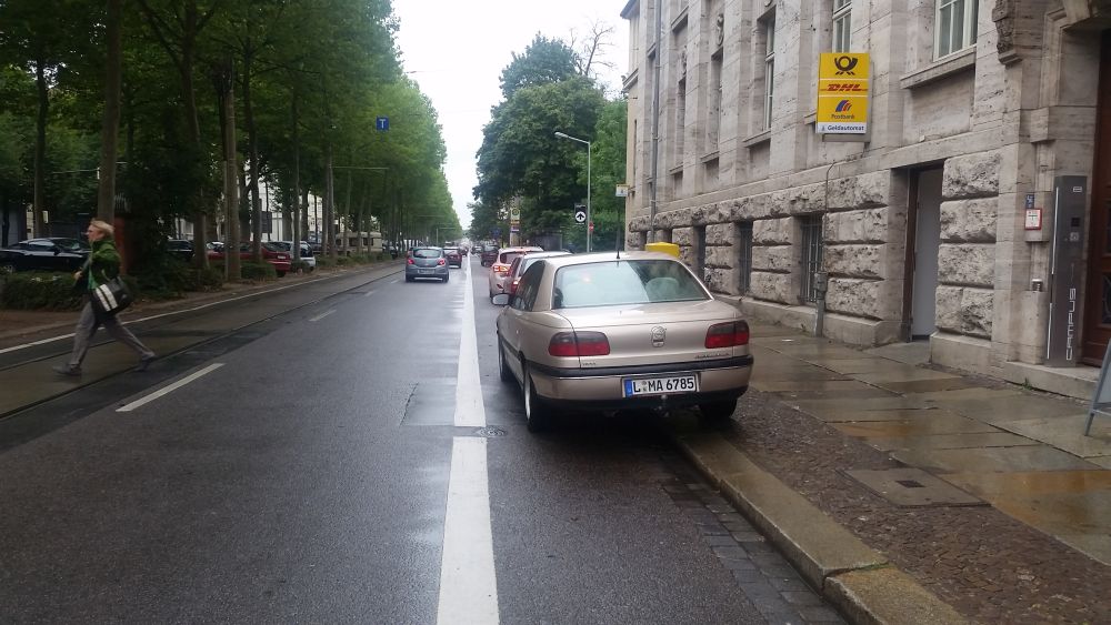 Gedrängel vor der Post auf der Richard-Lehmann-Straße.