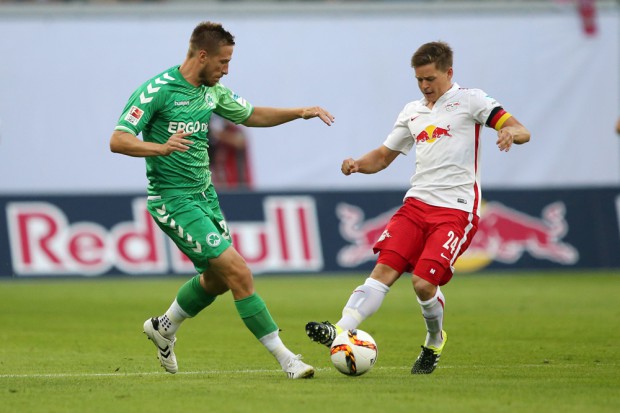Marco Stiepemann (Fuerth) and Dominik Kaiser (RB Leipzig) im Zweikampf. Foto: GEPA Pictures