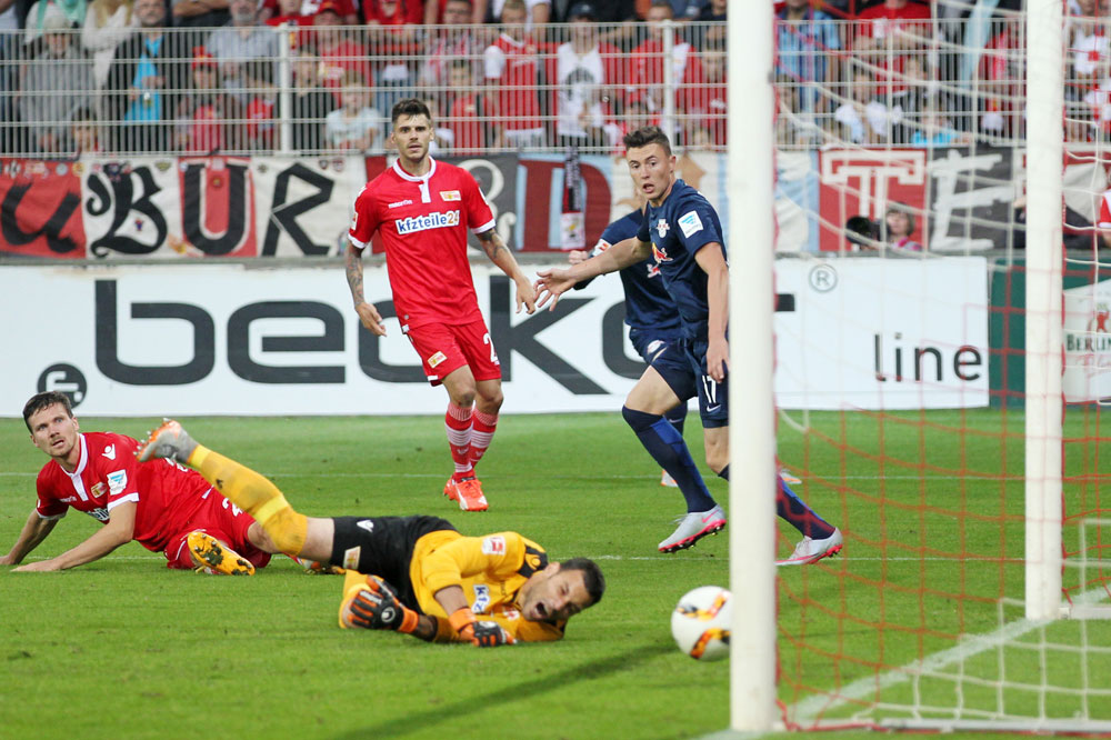 Dumm gelaufen - Eigentor durch Parensen. Foto: GEPA Pictures