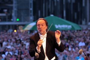 Riccardo Chailly dirigiert auf dem Augustusplatz. Foto: Alexander Böhm